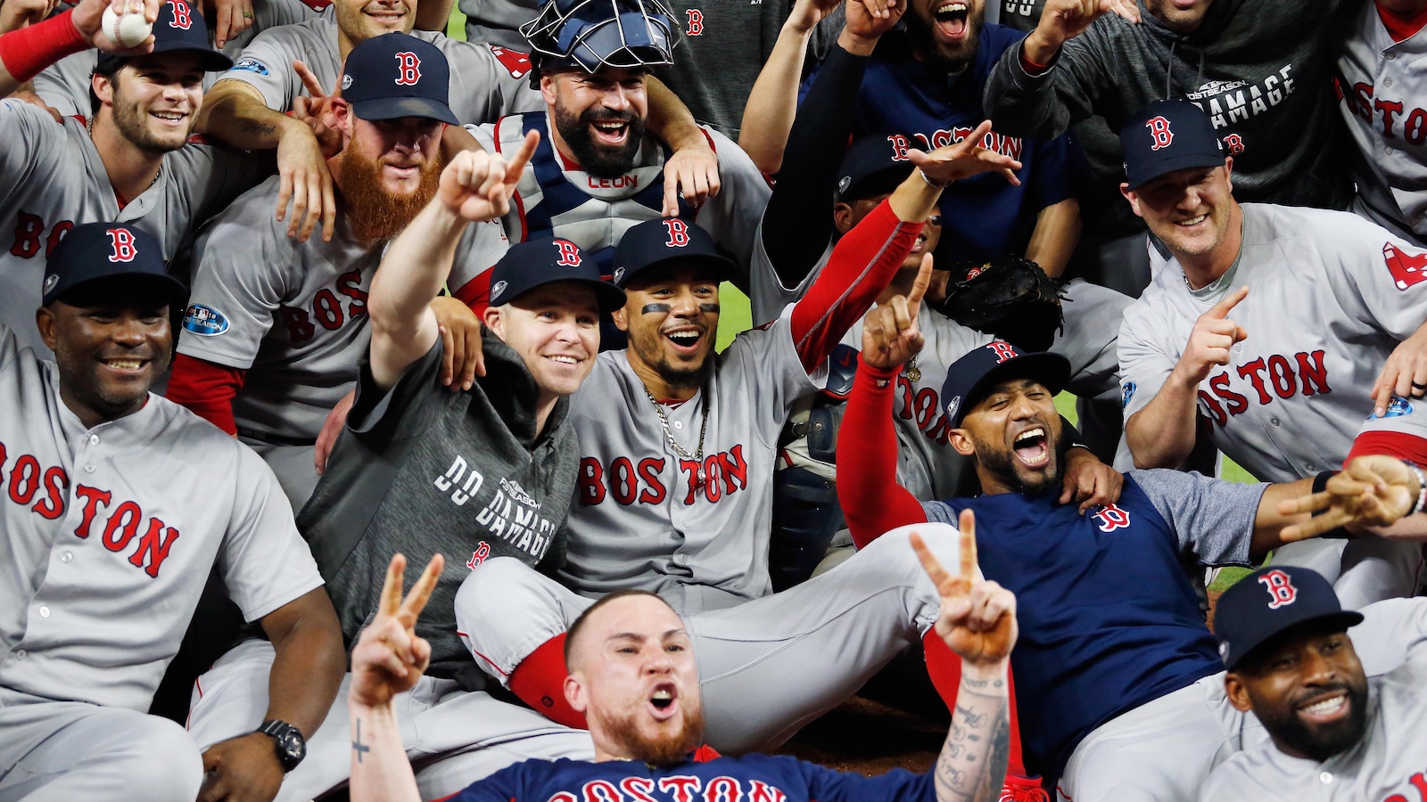 Les Red Sox de Boston célèbrent leur victoire dans la série de championnat de l'Américaine contre les Astros de Houston.