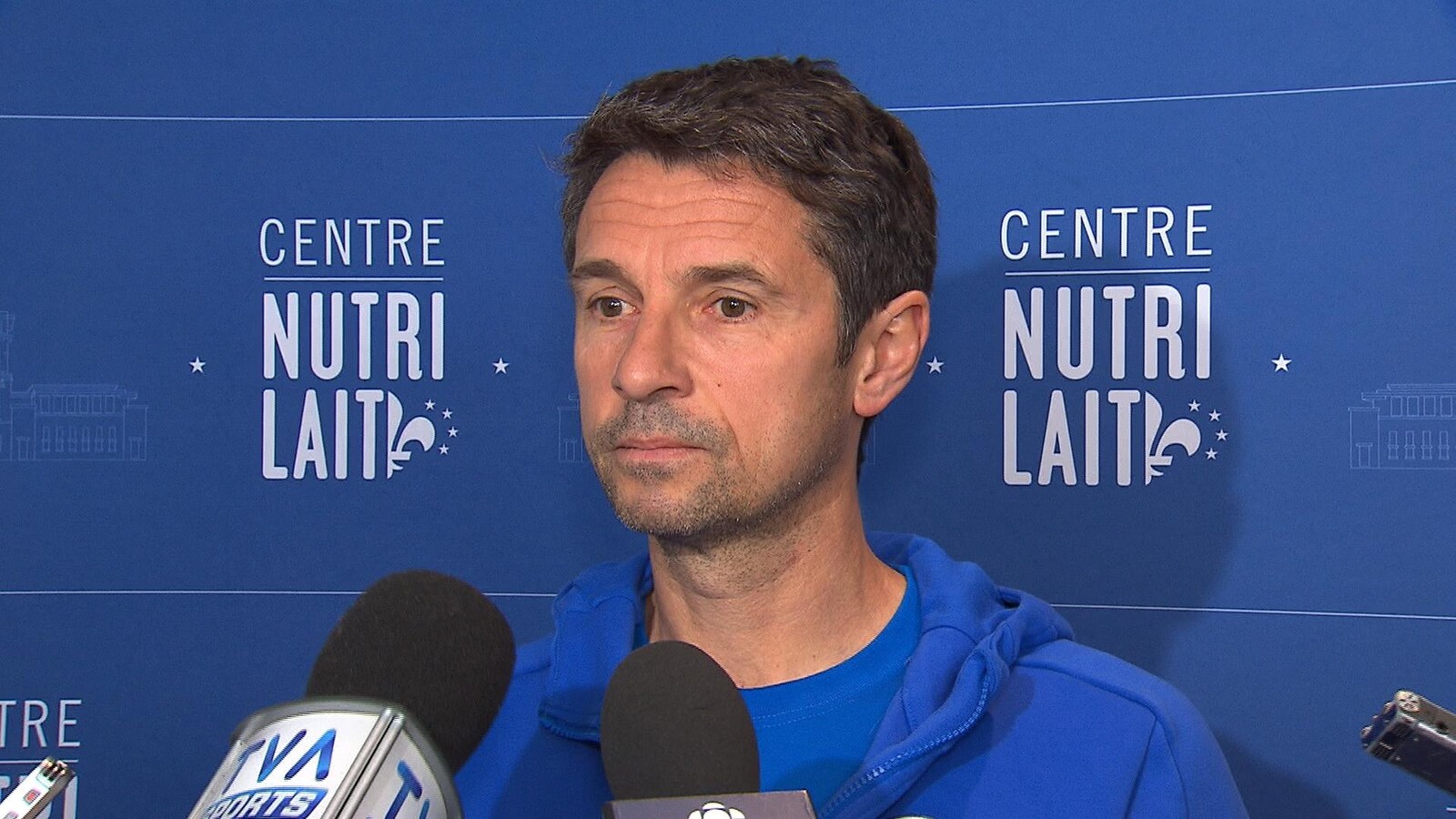 L'entraîneur-chef de l'Impact répond à des questions en mêlée de presse.