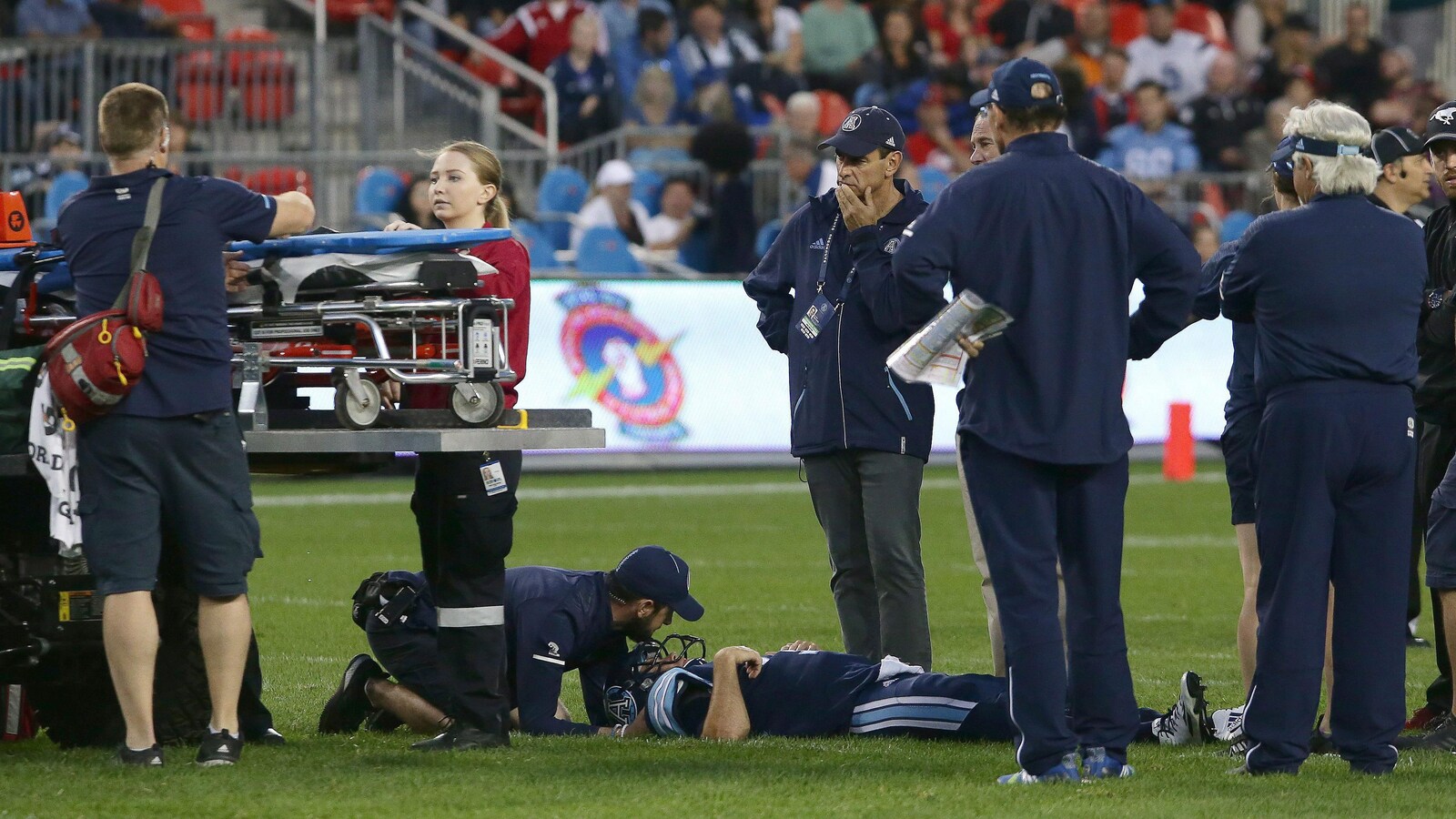 Ricky Ray, étendu au sol, dans un match face aux Stampeders de Calgary.