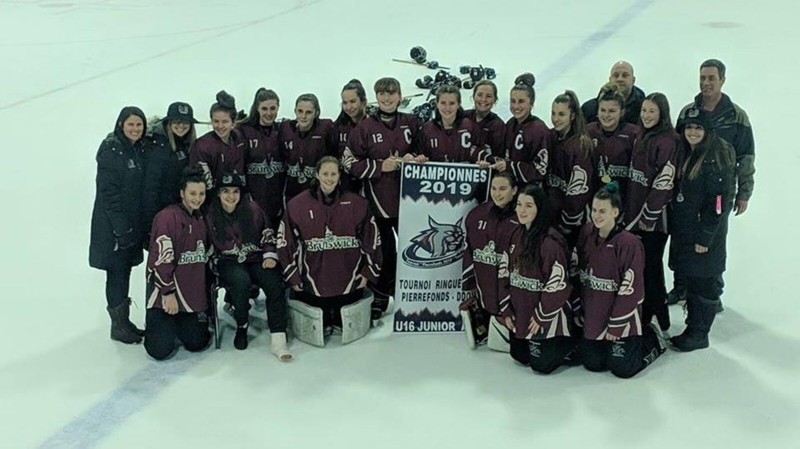 L'équipe de ringuette U16 du Nouveau-Brunswick remporte un tournoi à Montréal et se prépare pour le championnat national.