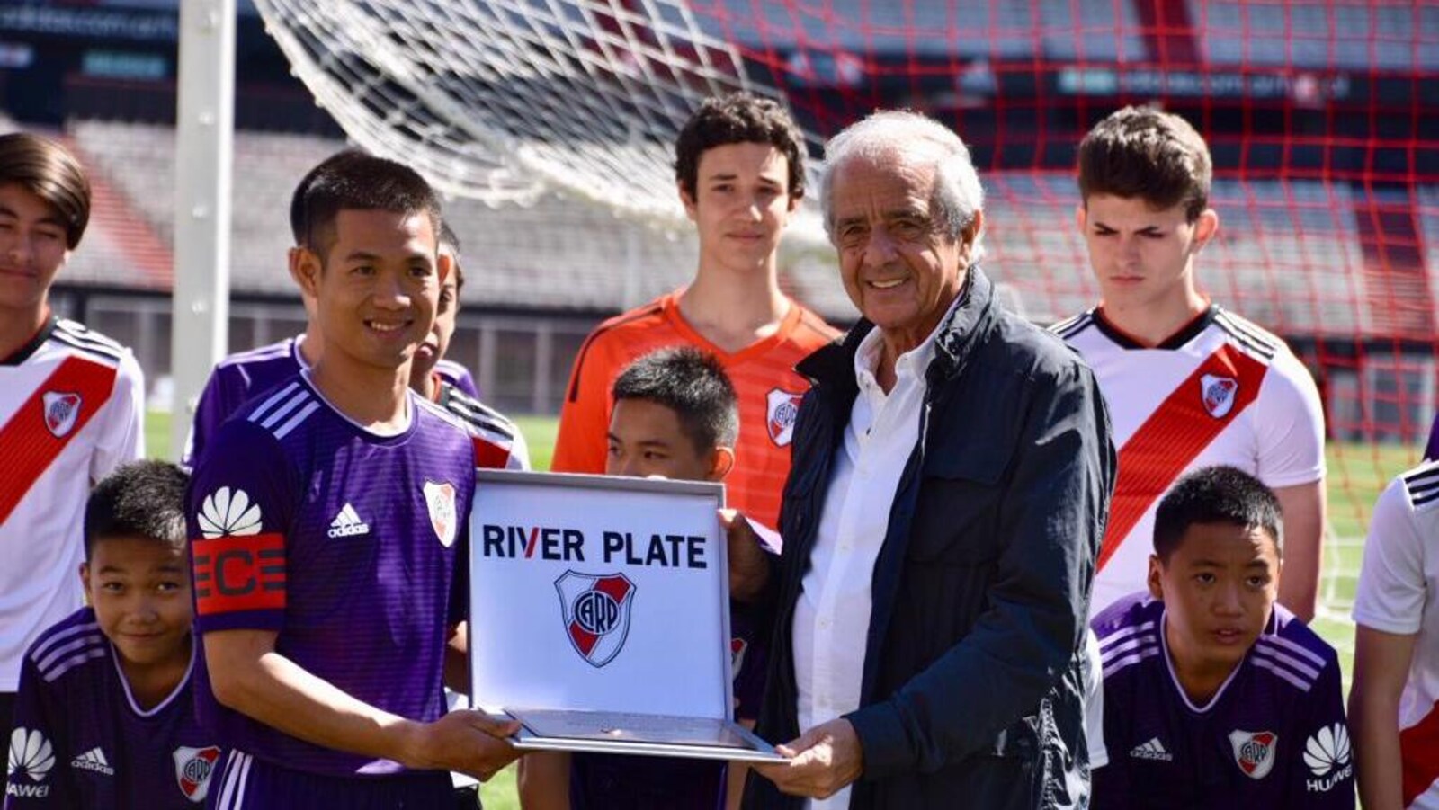 Le capitaine de l'équipe des Sangliers sauvages reçoit une plaque commémorant le match contre le club de River Plate.