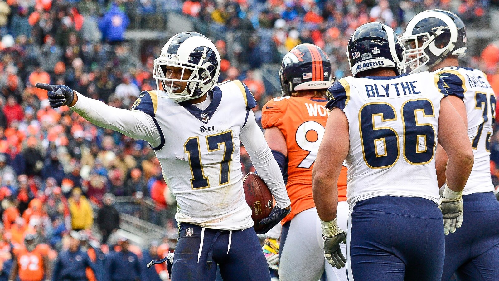 Le receveur Robert Woods (à gauche) contre les Broncos