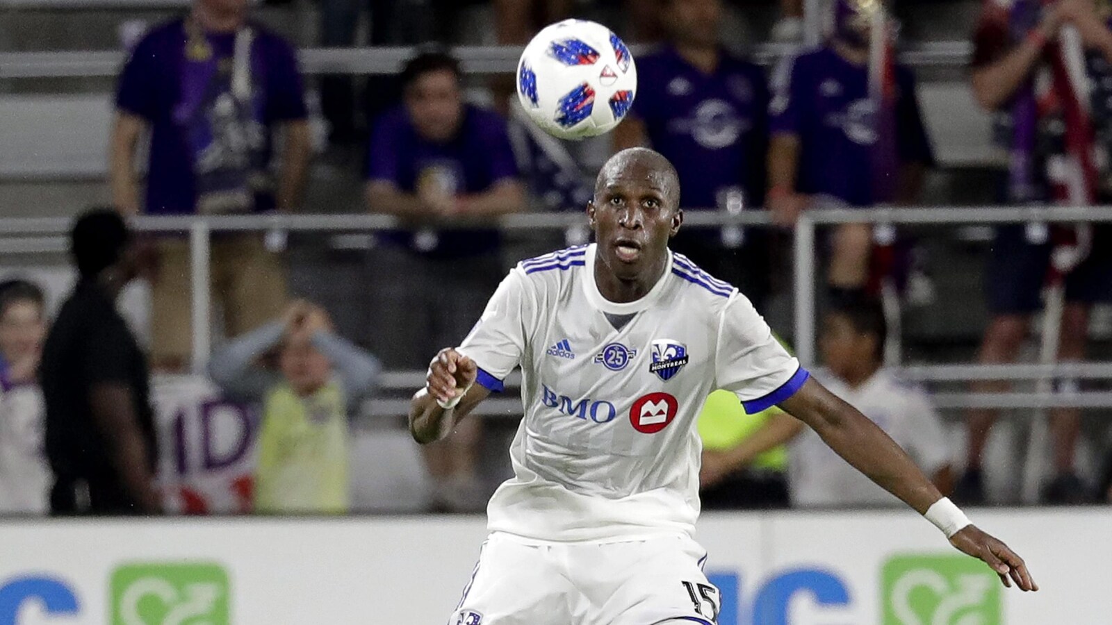 Les yeux de Rod Fanni sont rivés sur le ballon.