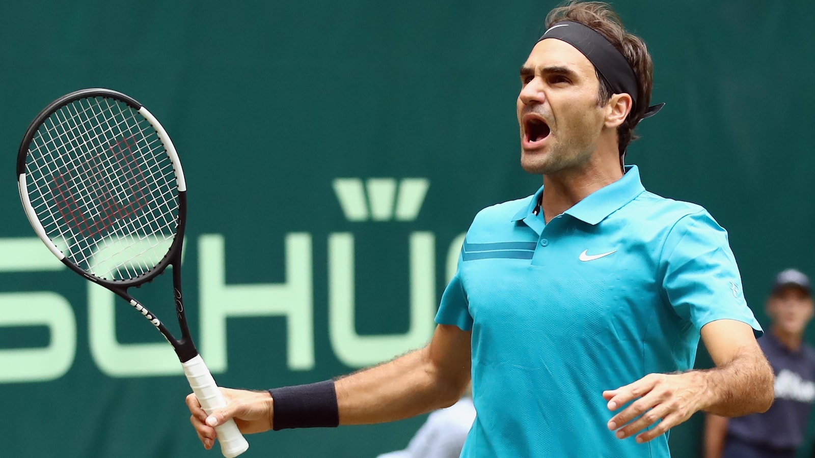 Roger Federer pousse un cri de soulagement après sa victoire contre Benoît Paire