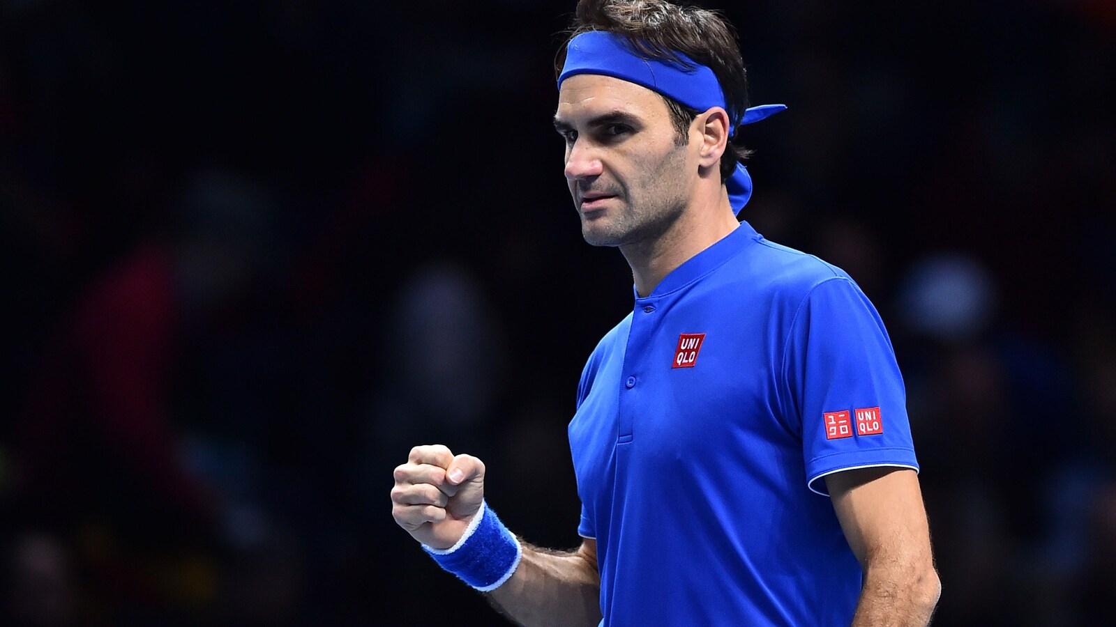 Le Suisse Roger Federer serre le poing après avoir vaincu Dominic Thiem aux finales de l'ATP.