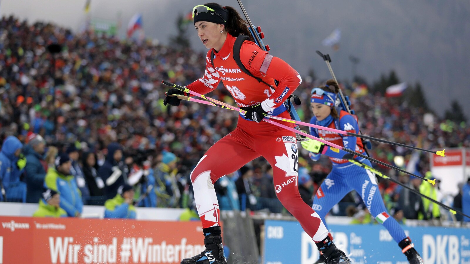La Canadienne quitte le champ de tir.