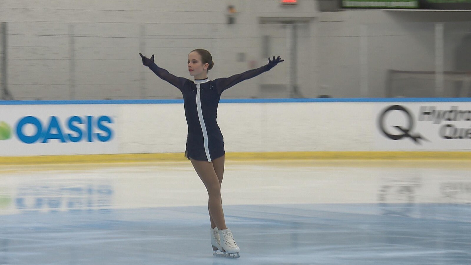 Rose en pleine prestation sur la glace les bras ouverts