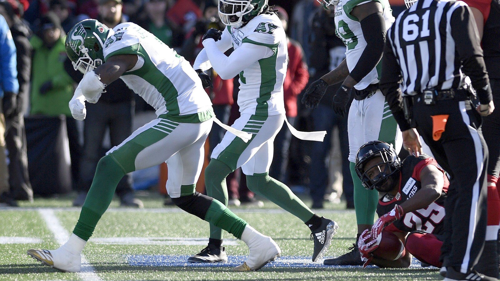 Willlie Jerfferson et Ed Gainey célèbrent un touché contre le Rouge et Noir d'Ottawa.