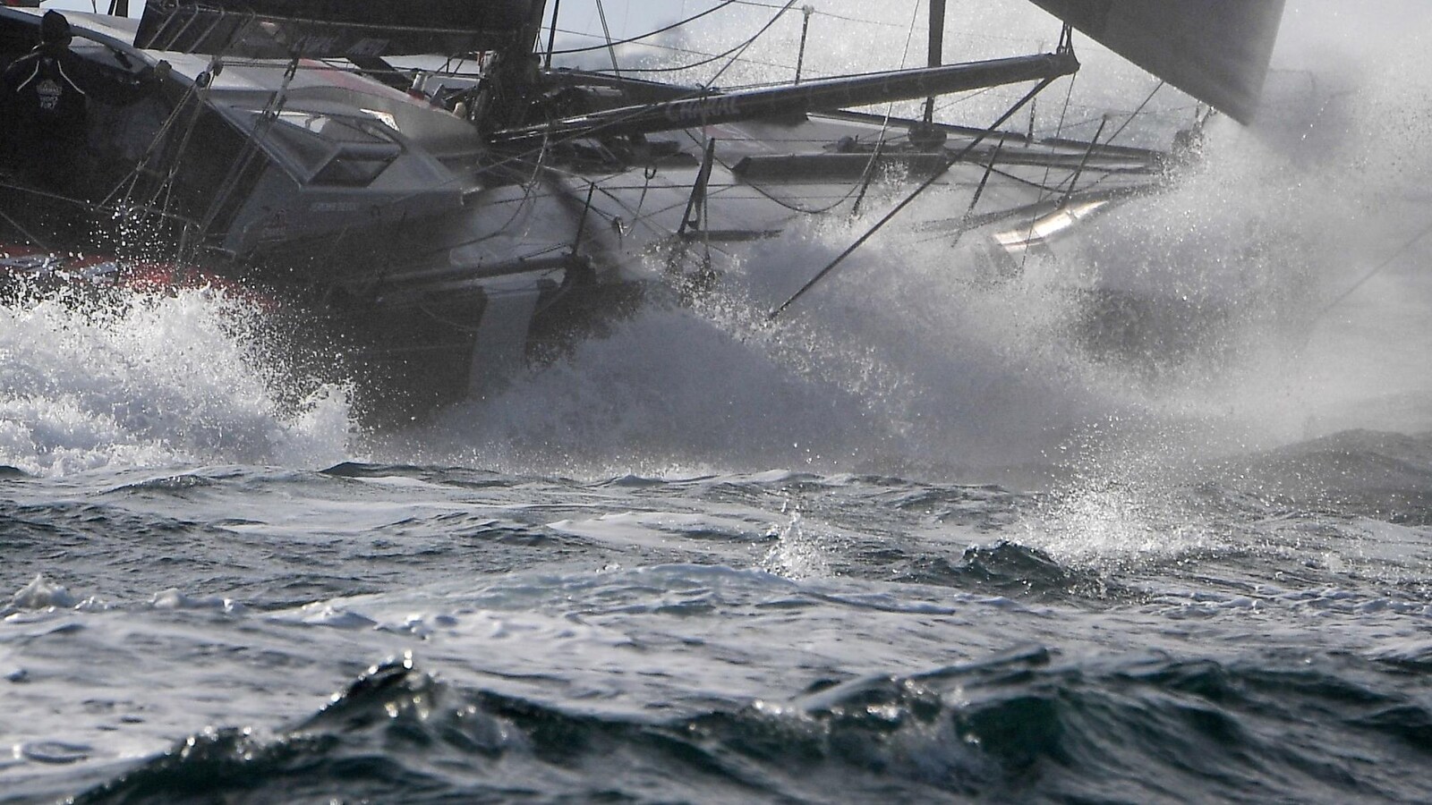 Les bateaux souffrent dans la tempête sur la Route du Rhum.