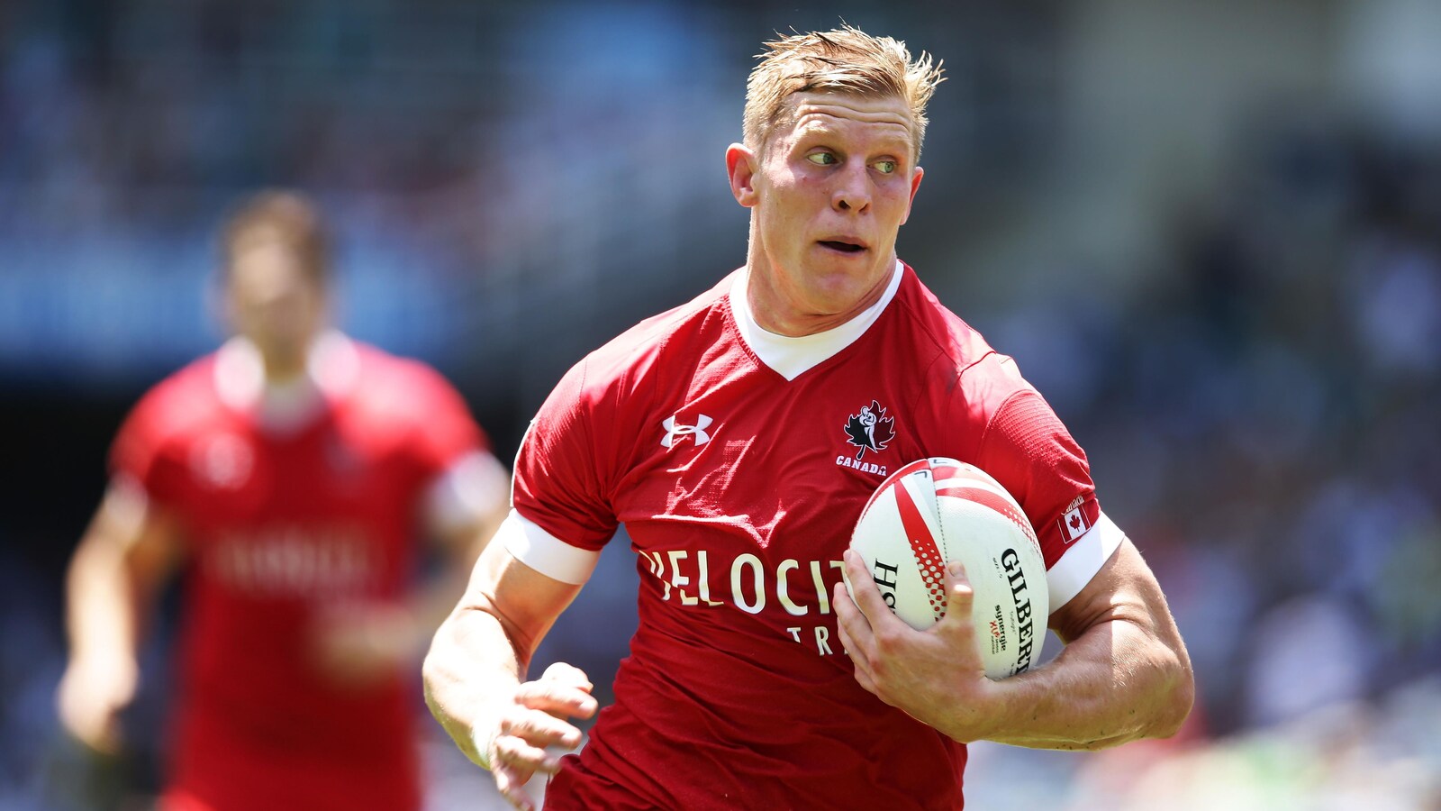 Le Canadien John Moonlight porte le ballon au cours d'un match de série mondiale de rugby à sept à Sydney, en Australie, en 2017.