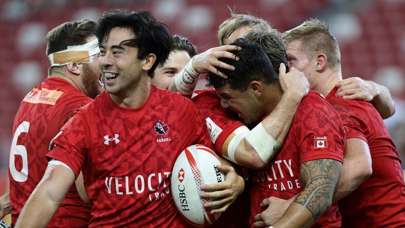Mike Fuailefau célèbre un essai avec ses coéquipiers contre l'Angleterre, en demi-finale à Singapour.