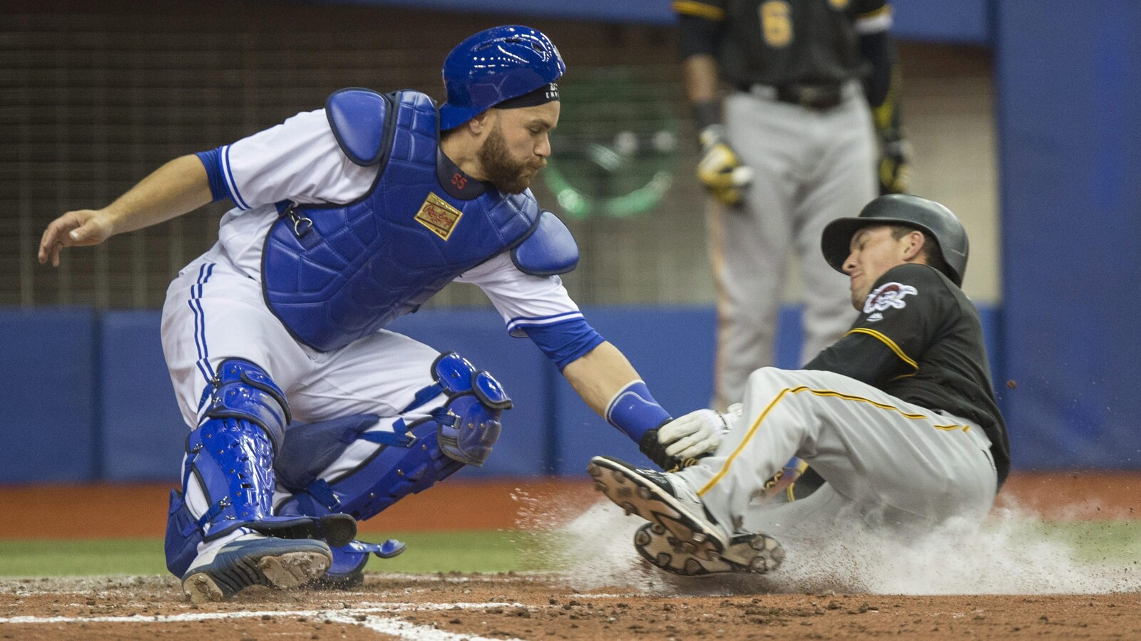 Russell Martin retire Adam Frazier au marbre lors d'un match préparatoire des Blue Jays de Toronto contre les Pirates de Pittsburgh à Montréal.