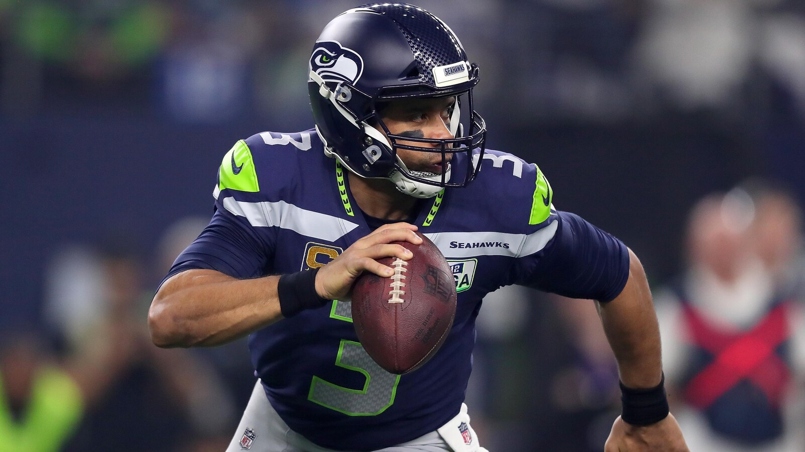 Russell Wilson court avec le ballon.
