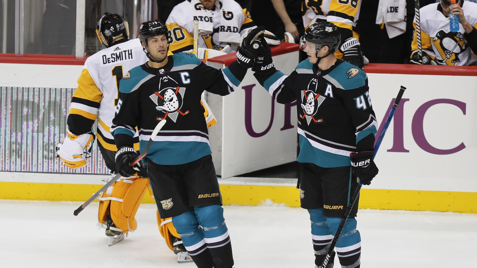 Ryan Getzlaf et Josh Manson des Ducks