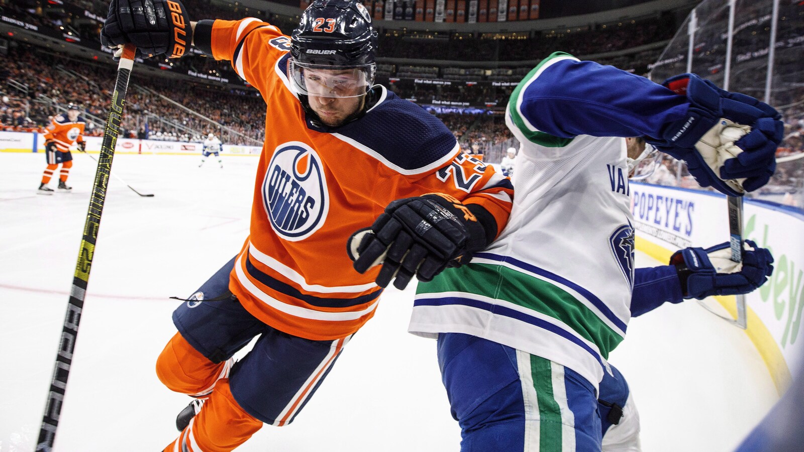 Bo Horvat des Canucks se fait plaquer par Ryan Spooner des Oilers.