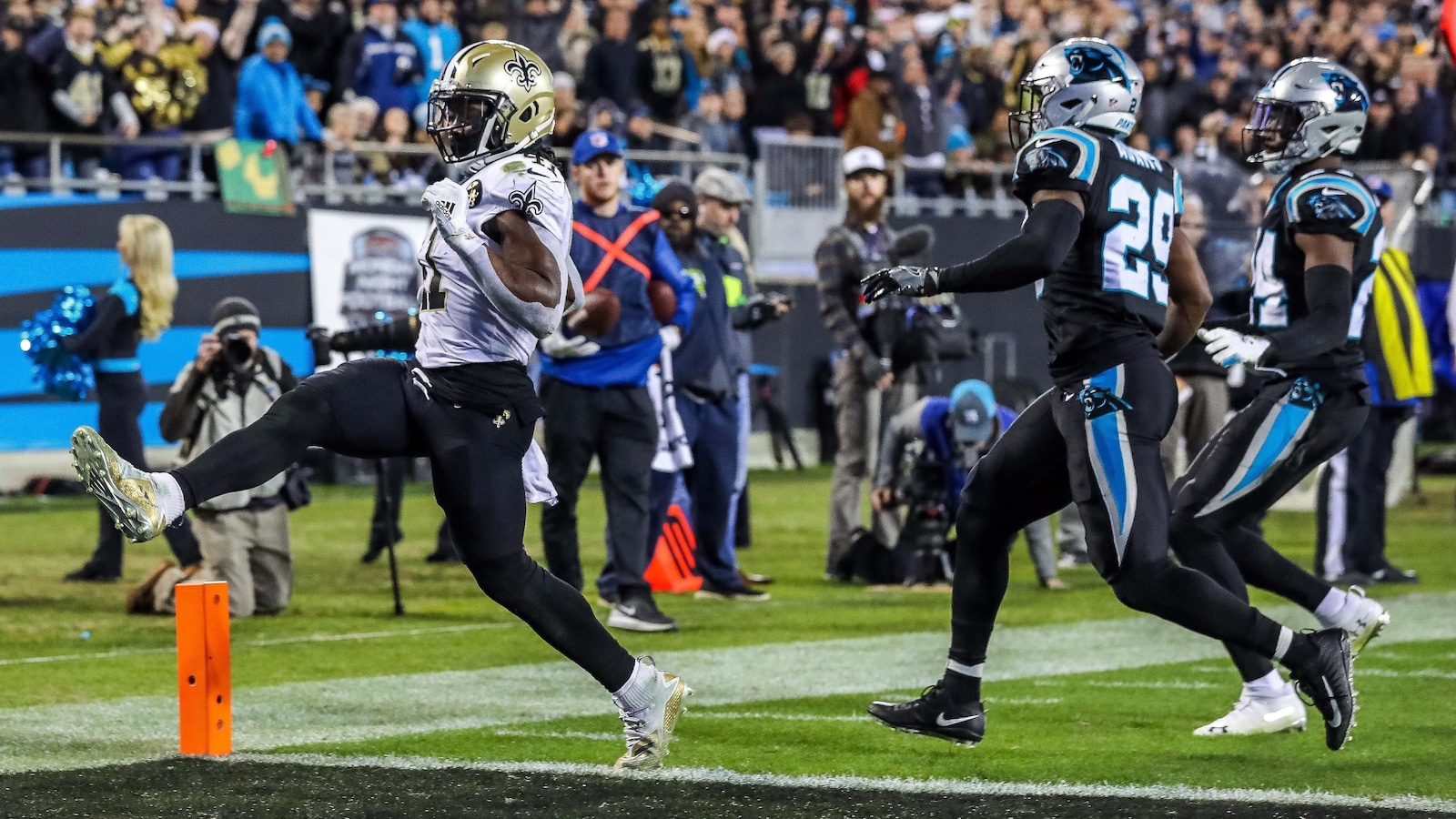 Alvin Kamara marque un touché contre les Panthers.