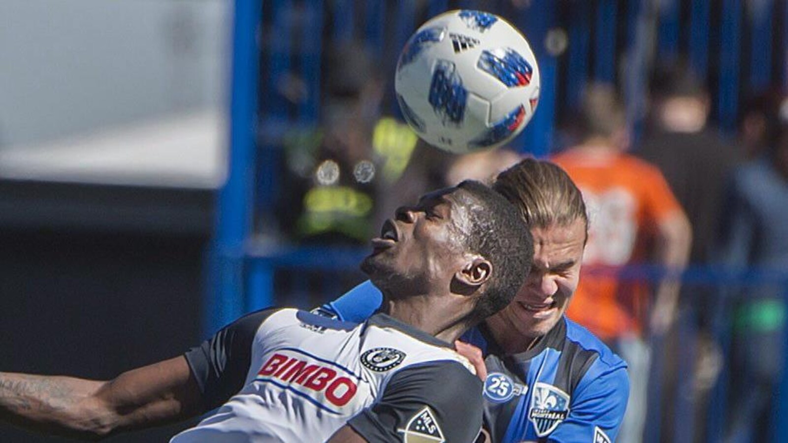 Les têtes des deux joueurs s'entrechoquent.