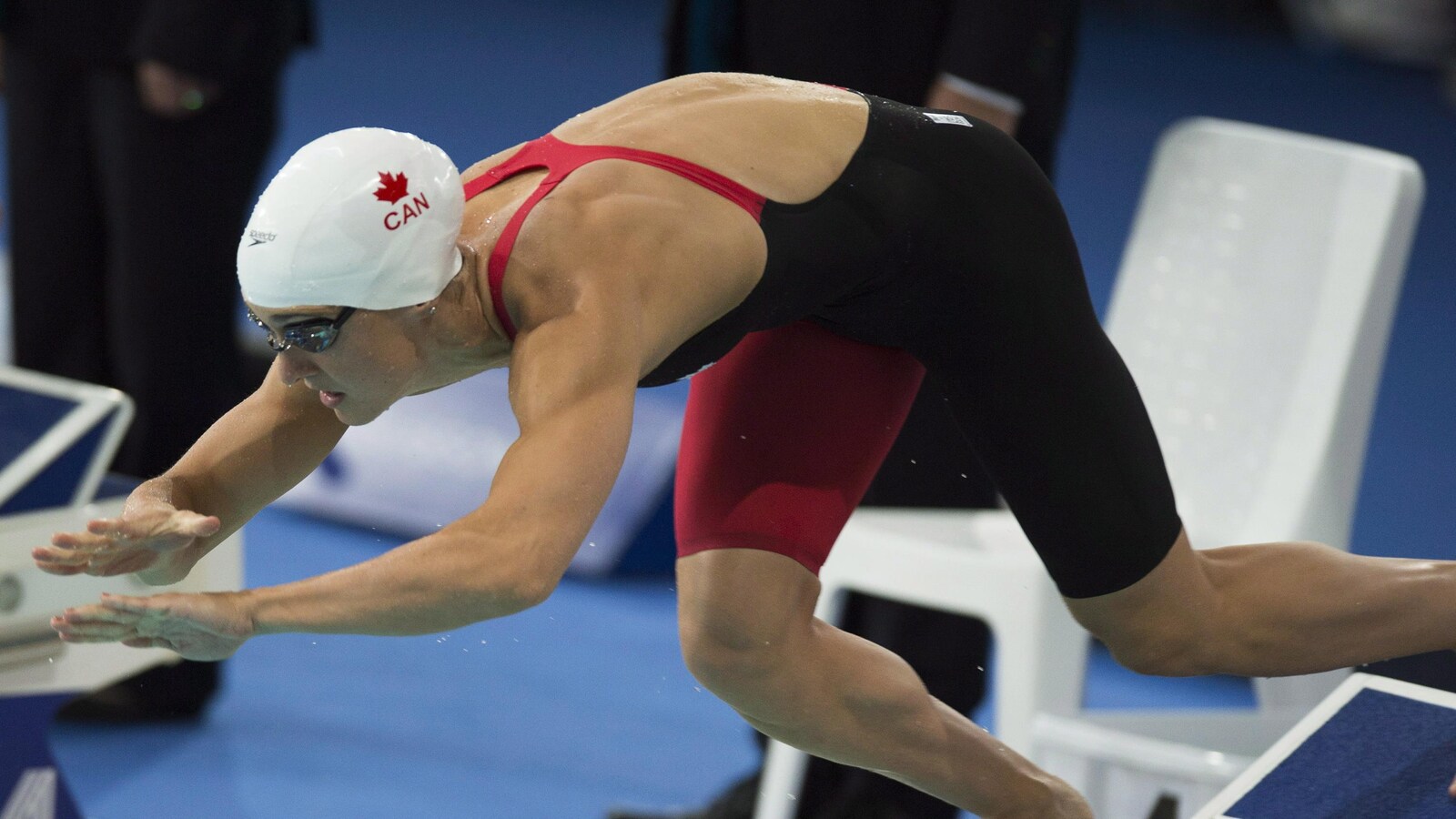 La nageuse Sandrine Mainville plonge avant d'amorcer sa course.