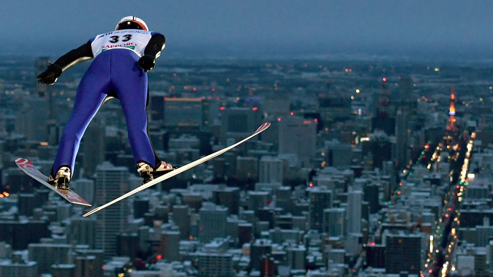 Un athlète en plein vol lors d'une compétition de saut à skis à Sapporo au Japon