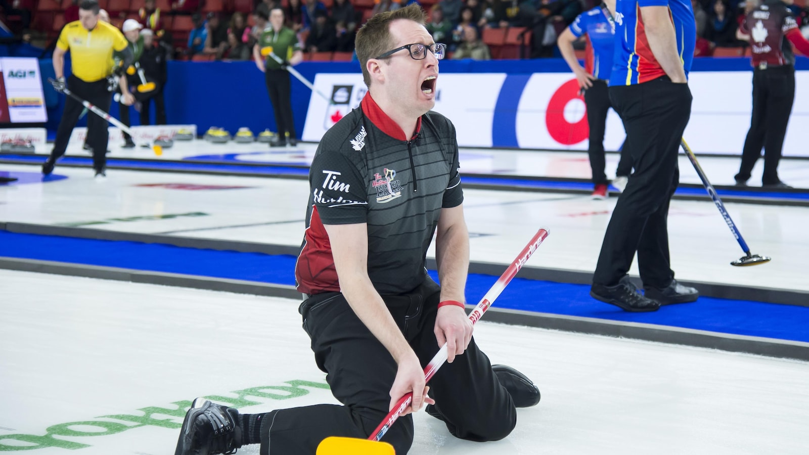 Scott McDonald de l'Ontario réagit après avoir lancé une pierre