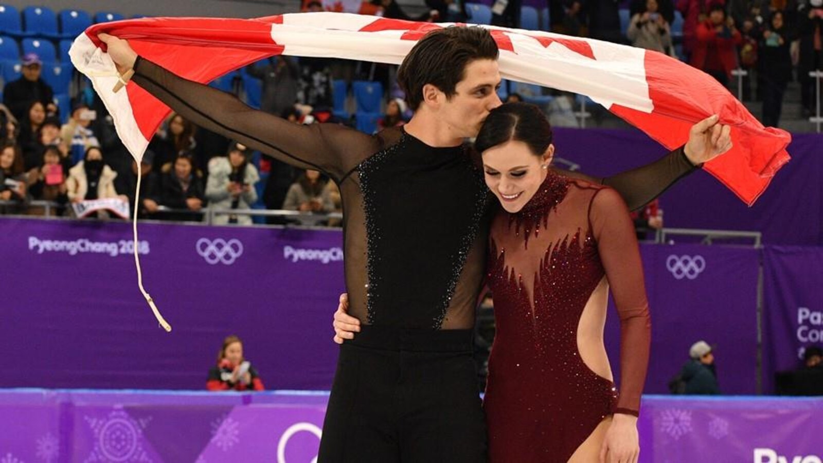 Scott Moir donne un baiser sur la tête de Tessa Virtue après leur victoire en danse aux Jeux olympiques de 2018, en Corée du Sud.