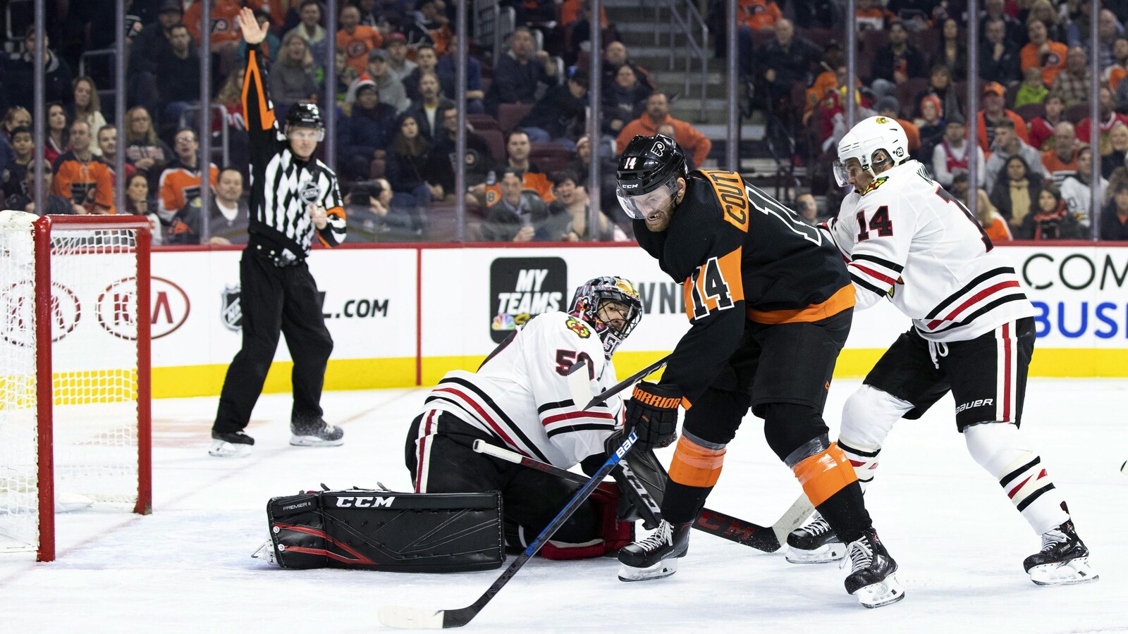 Sean Couturier déjoue le gardien Corey Crawford.
