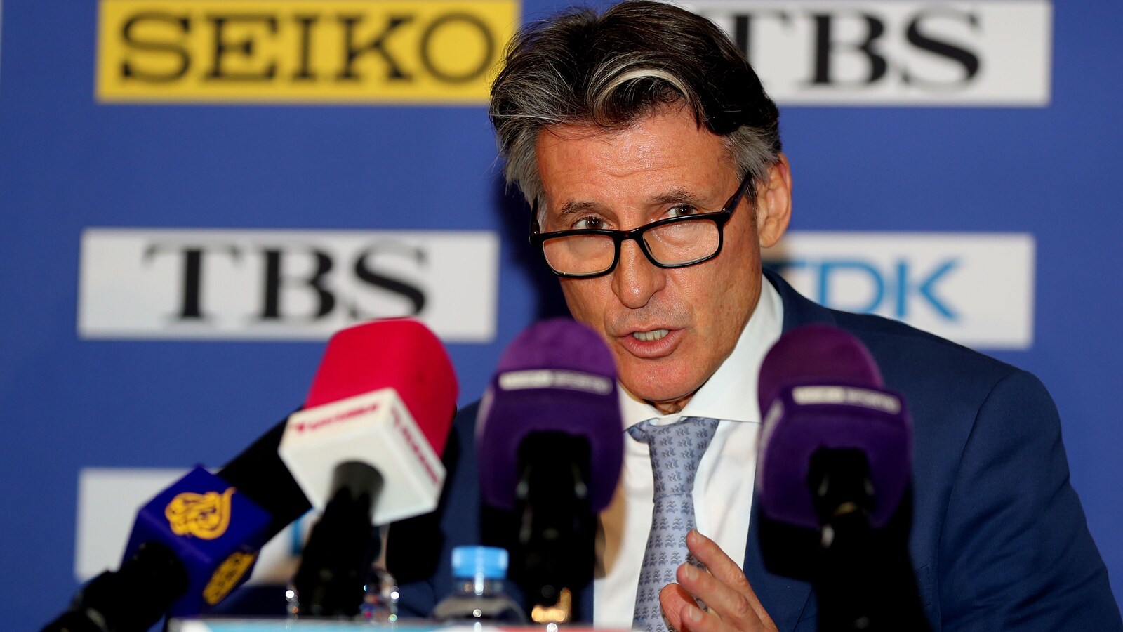 Le président de la Fédération internationale d'athlétisme (IAAF), Sebastian Coe, répond aux questions de la presse lors d'une conférence de presse à Doha.
