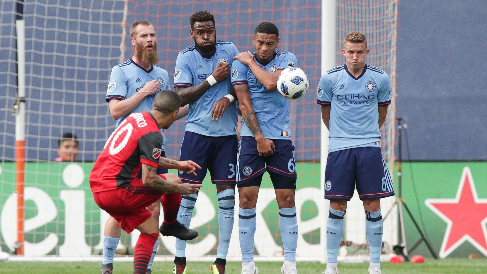 Sebastian Giovinco s'élance sur un coup franc contre le New York City FC.