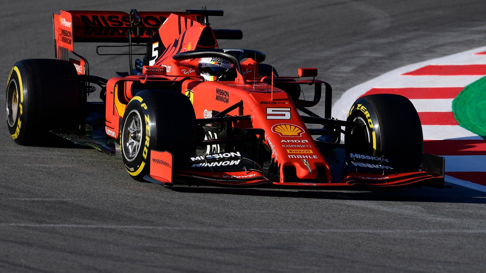 Sebastian Vettel dans la Ferrari SF90 lors des essais d'hiver au circuit de Barcelone