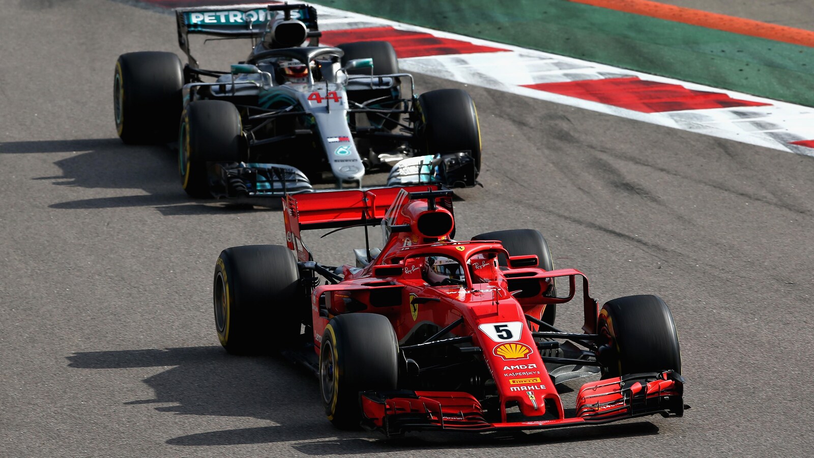 Sebastian Vettel roule devant Lewis Hamilton.