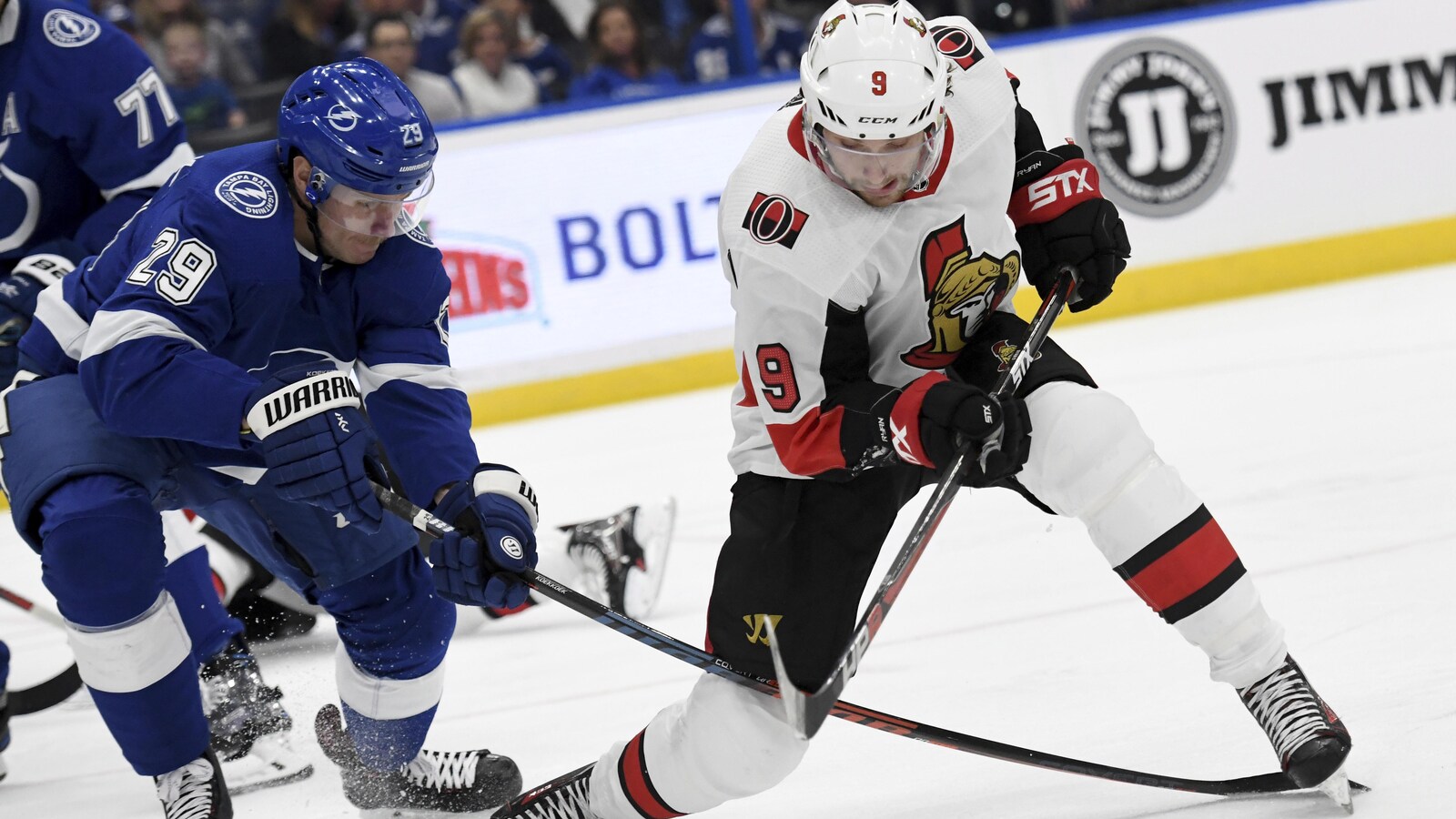 Le défenseur du Lighning Slater Koekkoek et l'attaquant Bobby Ryan des Sénateurs d'Ottawa