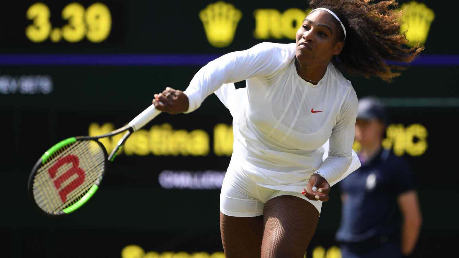 Serena Williams effectue un service.