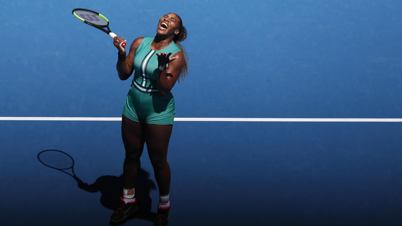 Serena Williams laisse aller sa frustration après avoir perdu un point contre Karolina Pliskova en quarts de finale à Melbourne.