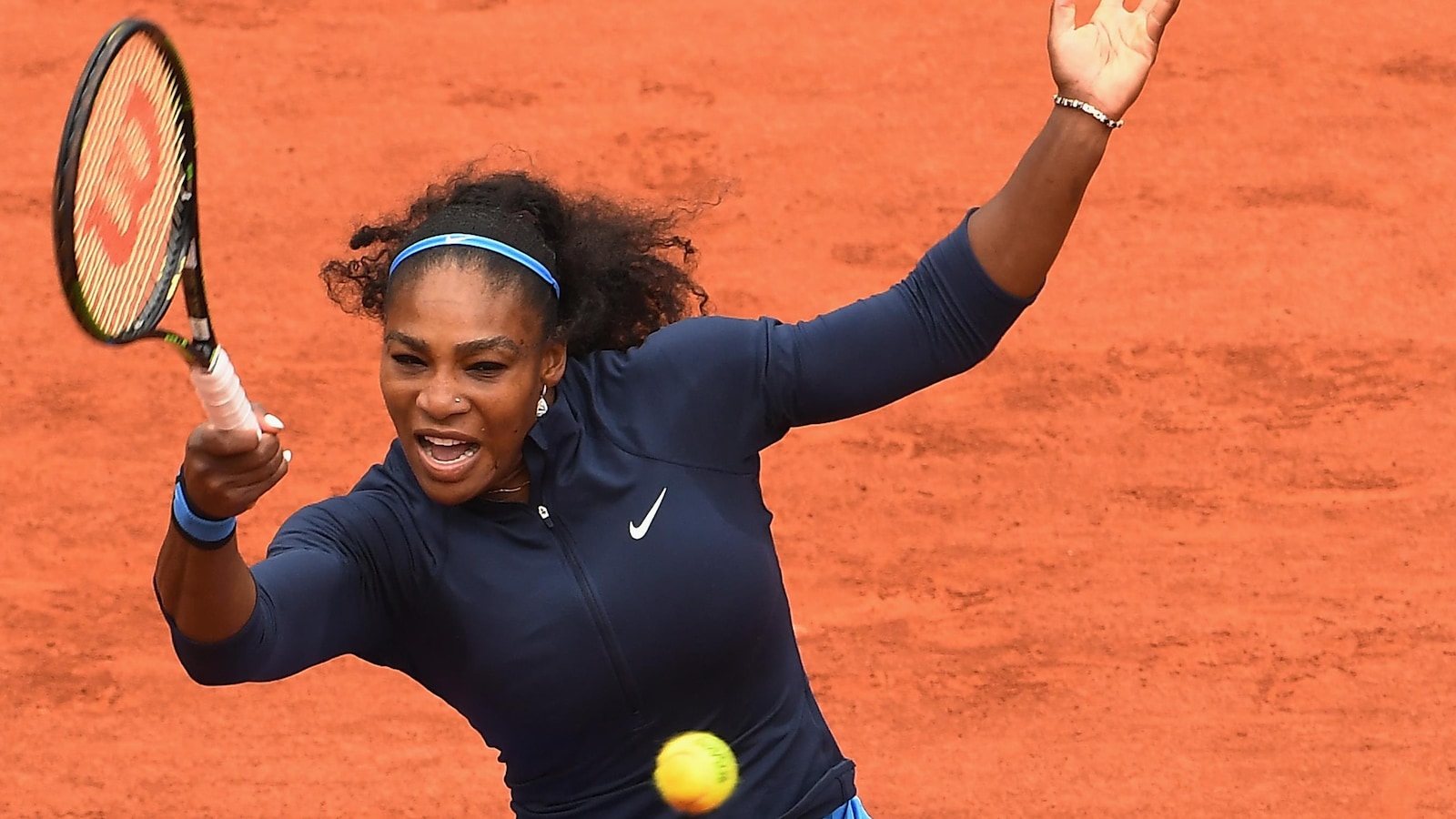 Serena Williams frappe un coup droit lors des Internationaux de France en 2016