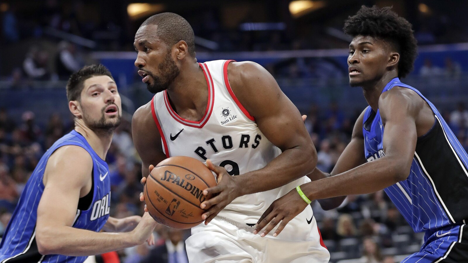 Serge Ibaka en possession du ballon
