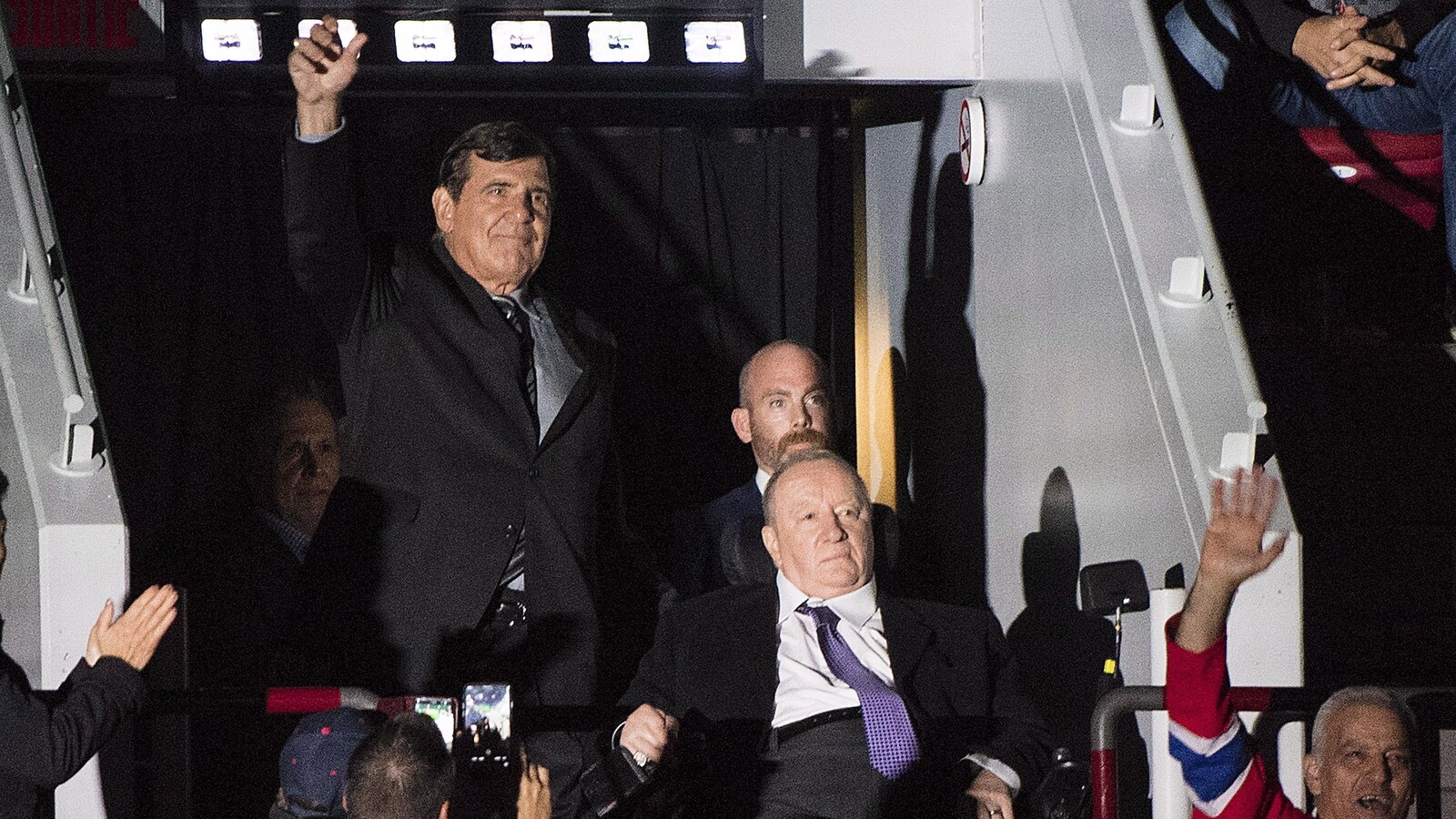 Serge Savard (debout au fond) avec des membres de l'édition 1993 du Canadien