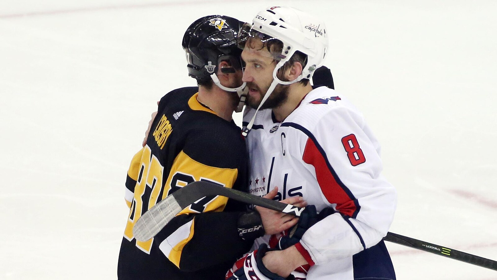 Sidney Crosby (à gauche) et Alex Ovechkin