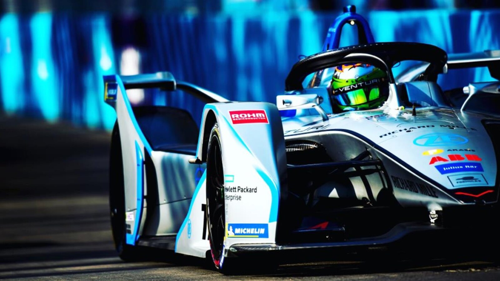 Simona de Silvestro à bord de la formule E de l'équipe Venturi lors des essais sur le circuit d'Ad Diriyah