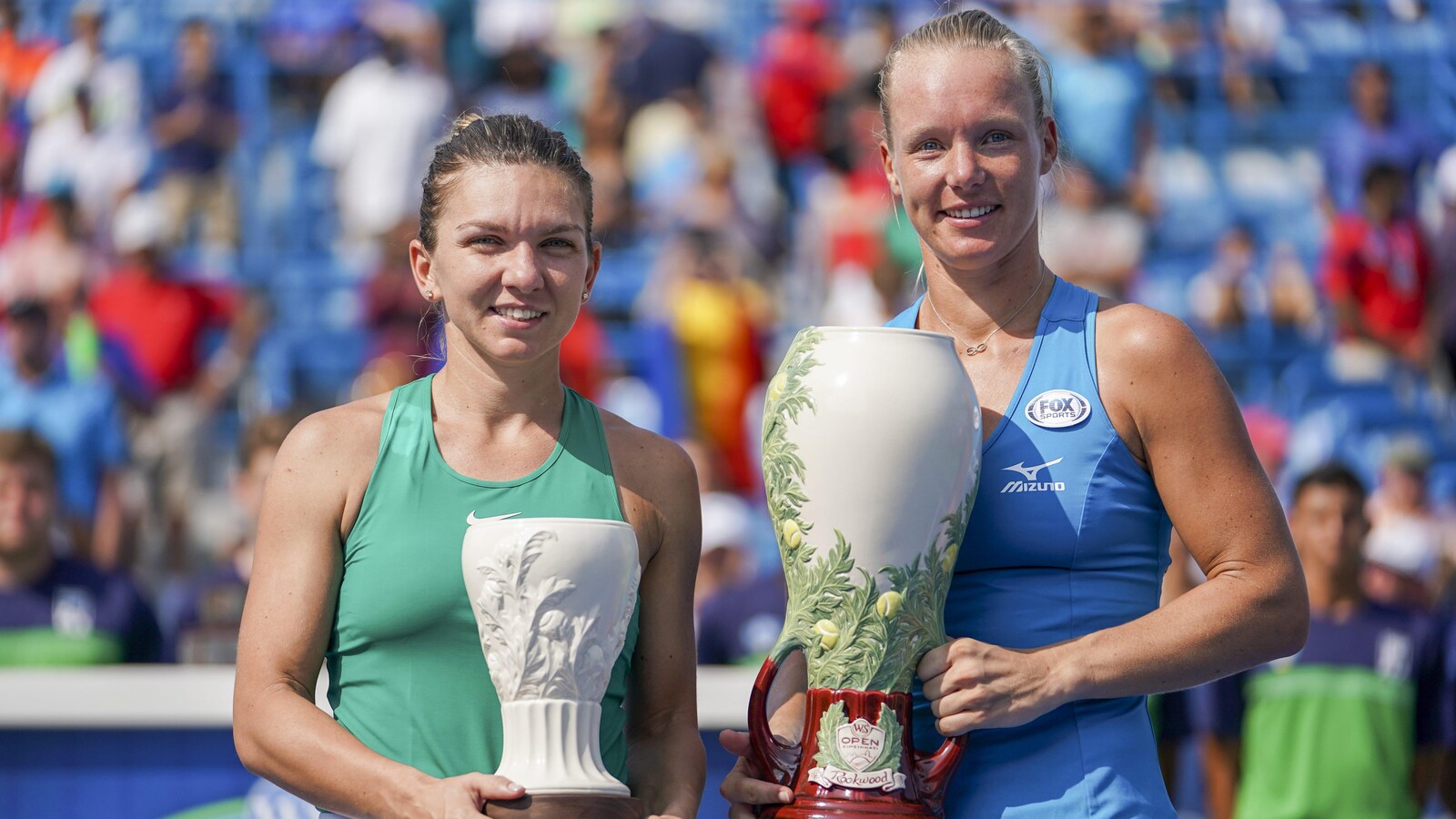 Elles posent avec leur trophée.