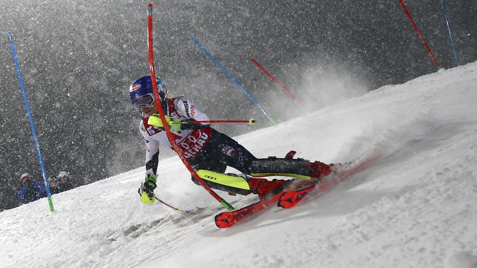 L'Américaine Mikaela Shiffrin dévale la piste de Flachau, en Autriche, en Coupe du monde.