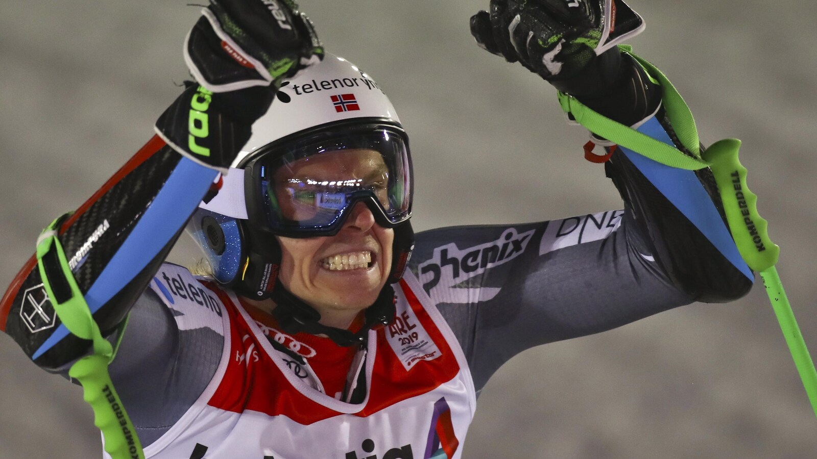 Le Norvégien Henrik Kristoffersen célèbre sa victoire au slalom géant des mondiaux d'Are, en Suède.