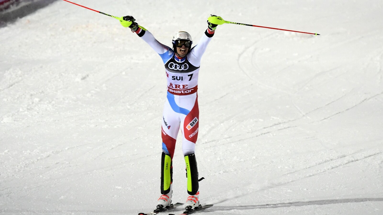 Les bras en l'air, le skieur suisse Ramon Zenhaeusern célèbre après avoir remporté une course de slalom