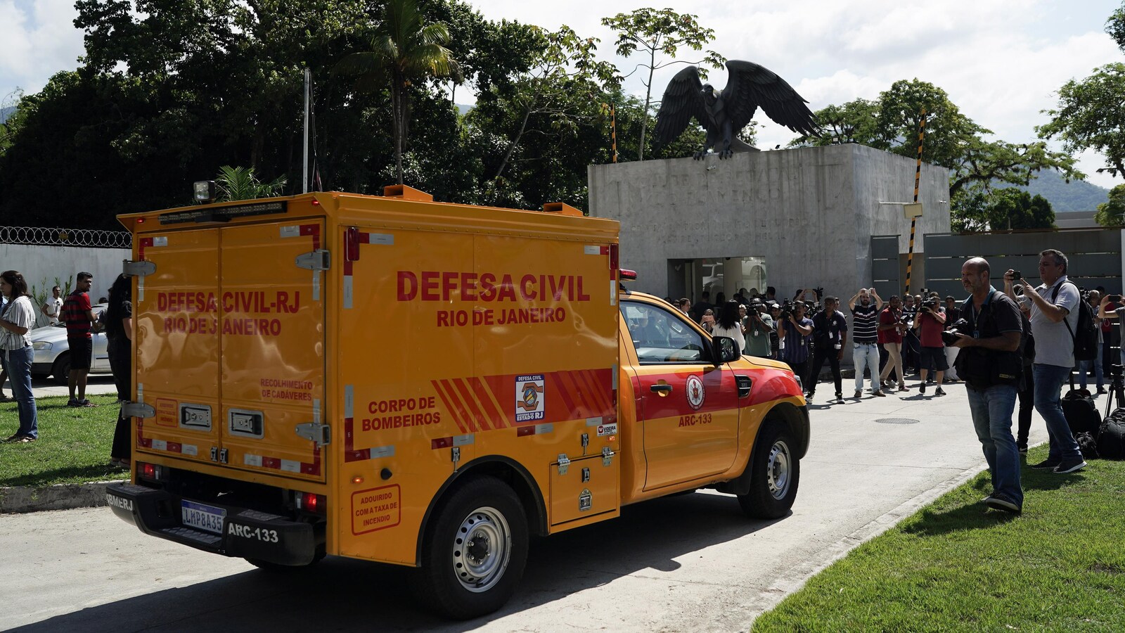 Un camion du bureau du coroner brésilien arrive au centre d'entraînement de Flamengo.