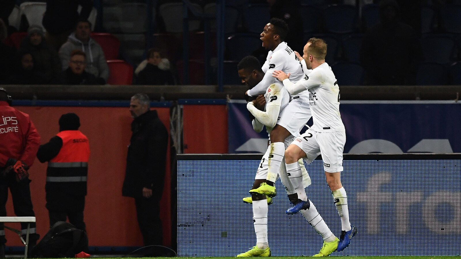 Marcus Thuram (à gauche), de l'En Avant de Guingamp, célèbre son but en quarts de finale de la Coupe de la ligue française contre le Paris Saint-Germain.