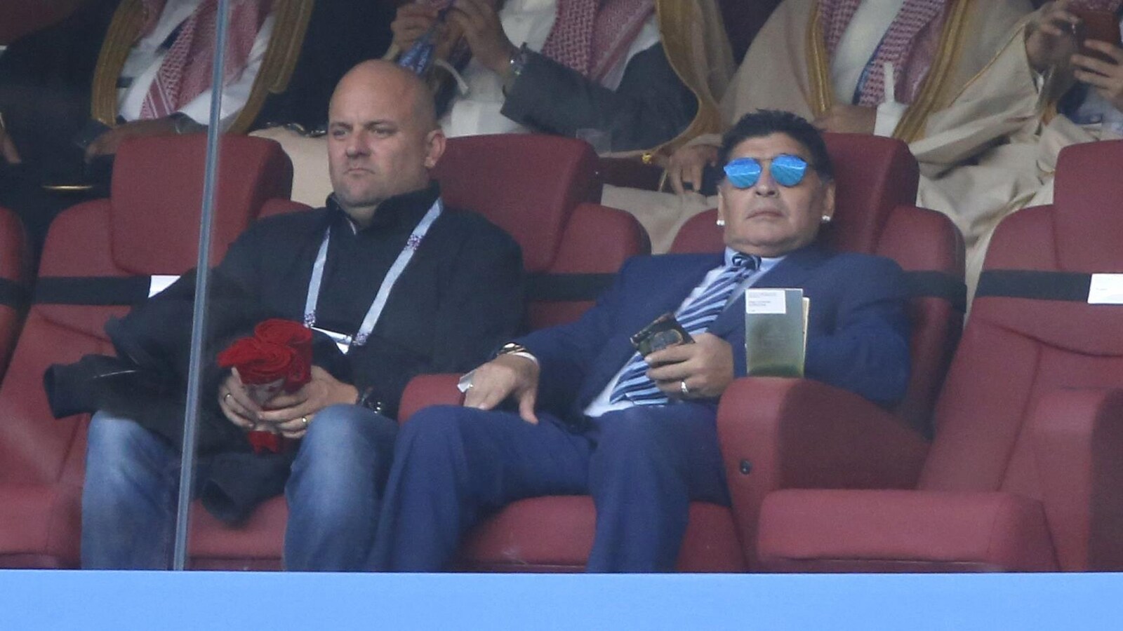 Diego Maradona (à droite) regarde le match entre la Russie et l'Arabie saoudite à la Coupe du monde de soccer de 2018.