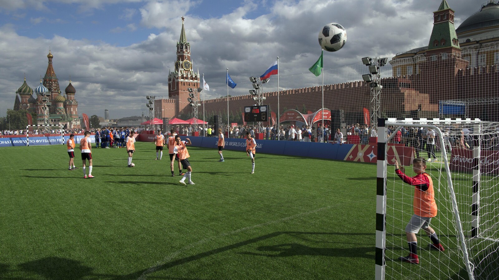 Des enfants jouent au soccer sur un terrain improvisé sur la place Rouge, à Moscou.