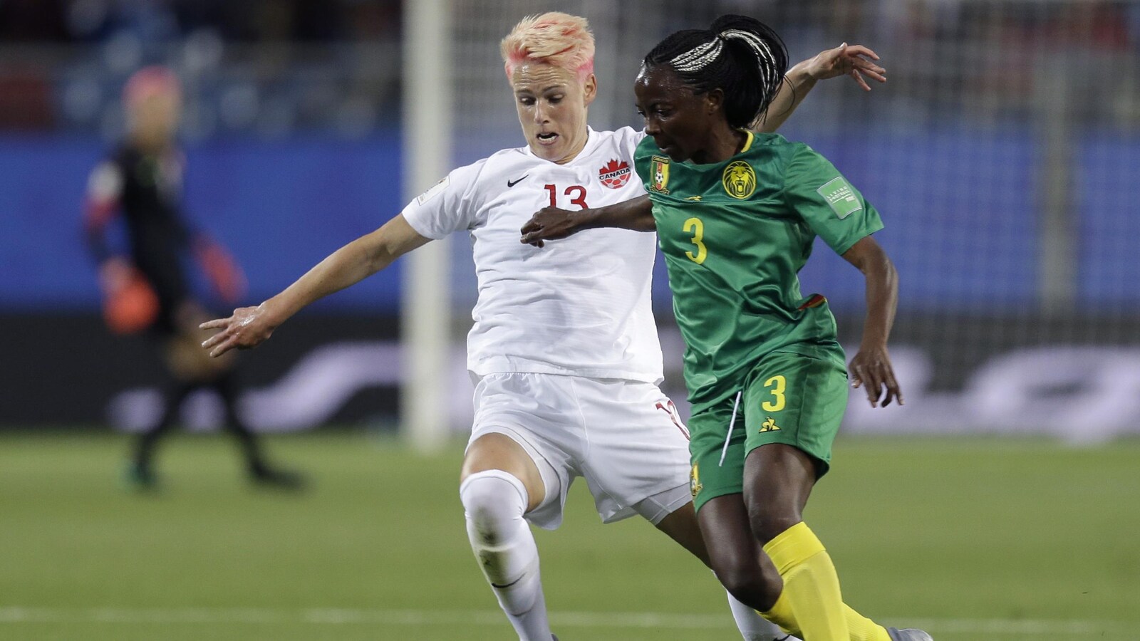 La Canadienne Sophie Schmidt (à gauche) et la Camerounaise Ajara Nchout tentent de maîtriser le ballon.