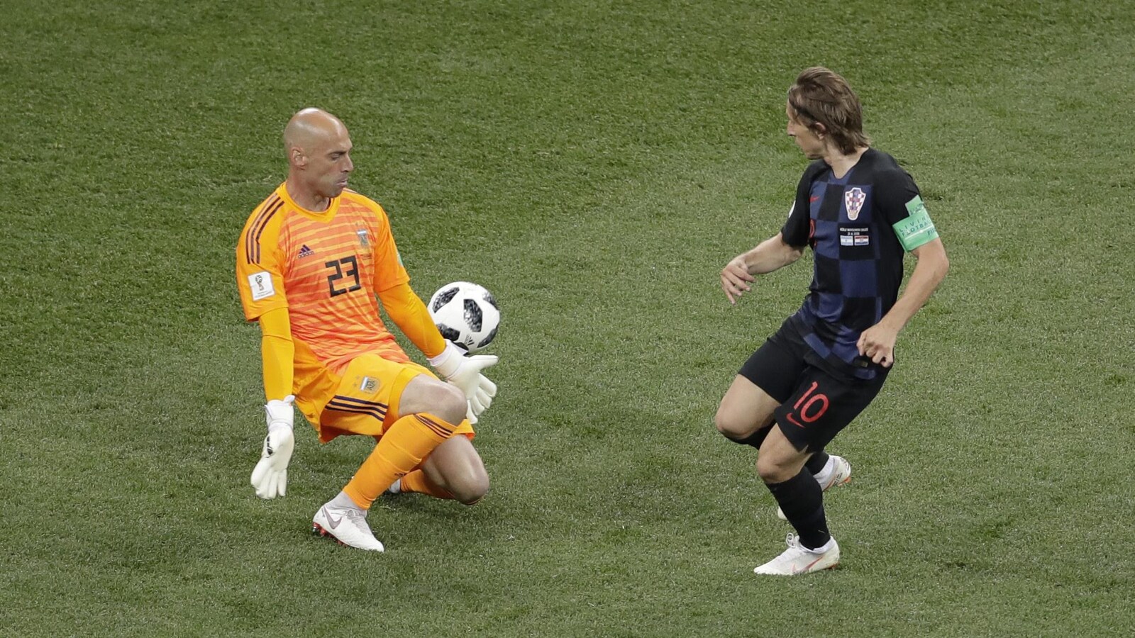 Le gardien argentin Willy Caballero (à gauche) réalise un arrêt contre le Croate Luka Modric.