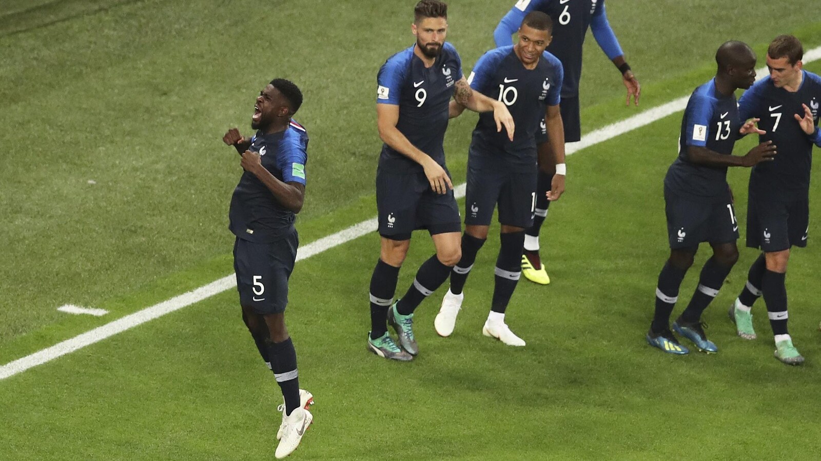 Le défenseur français Samuel Umtiti (à gauche) célèbre son but contre la Belgique en demi-finale de la Coupe du monde de 2018.
