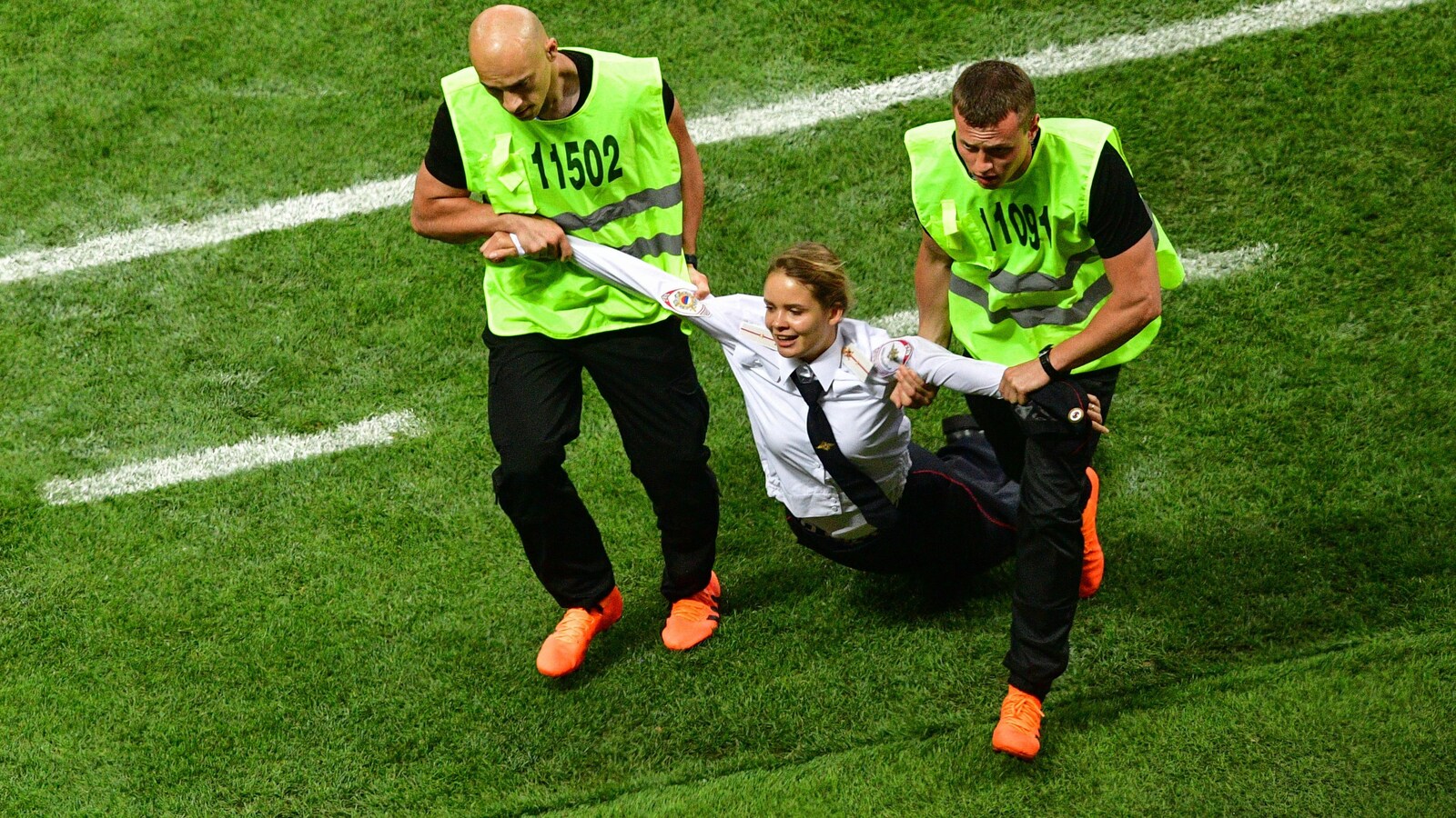 Deux stadiers expulsent du terrain une membre du groupe Pussy Riot entrée sur le terrain au cours de la finale du Mondial de 2018.